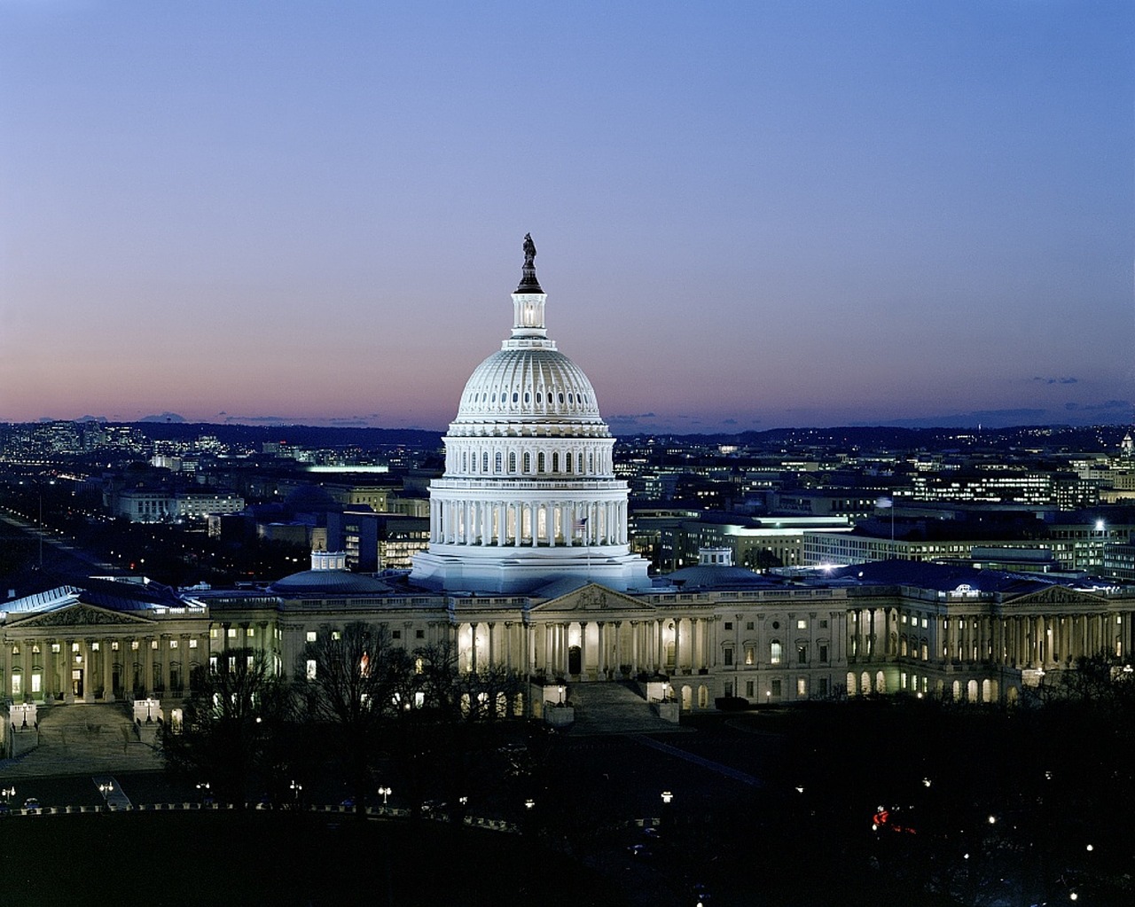 Image of the U.S. Capitol building at night